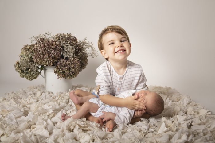 Fotografía de hermanos en estudio
