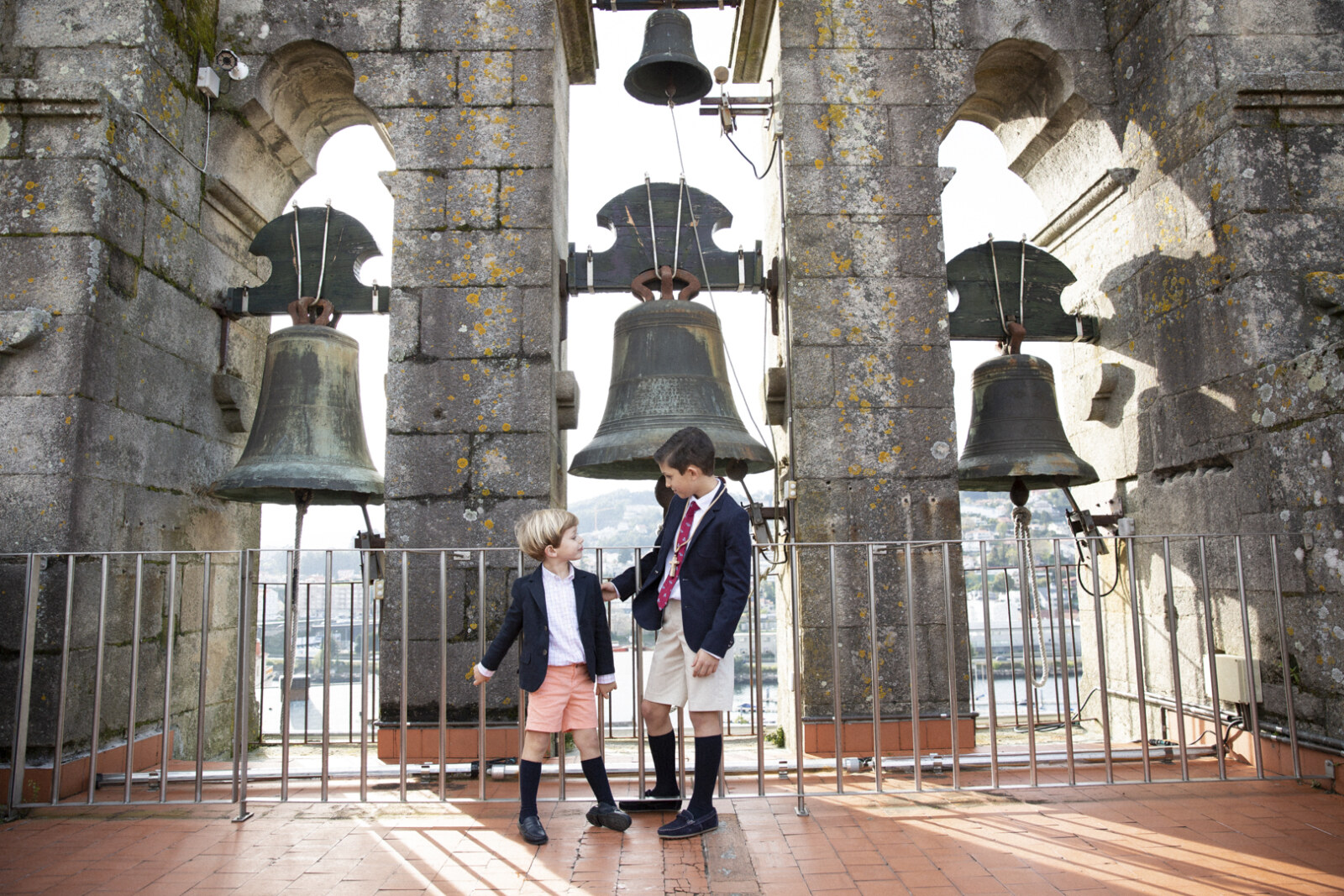 Niños de comunión junto al campanario de una iglesia en Pontevedra