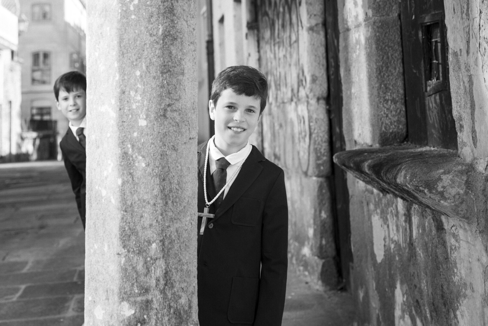 Retrato en blanco y negro de un niño de comunión