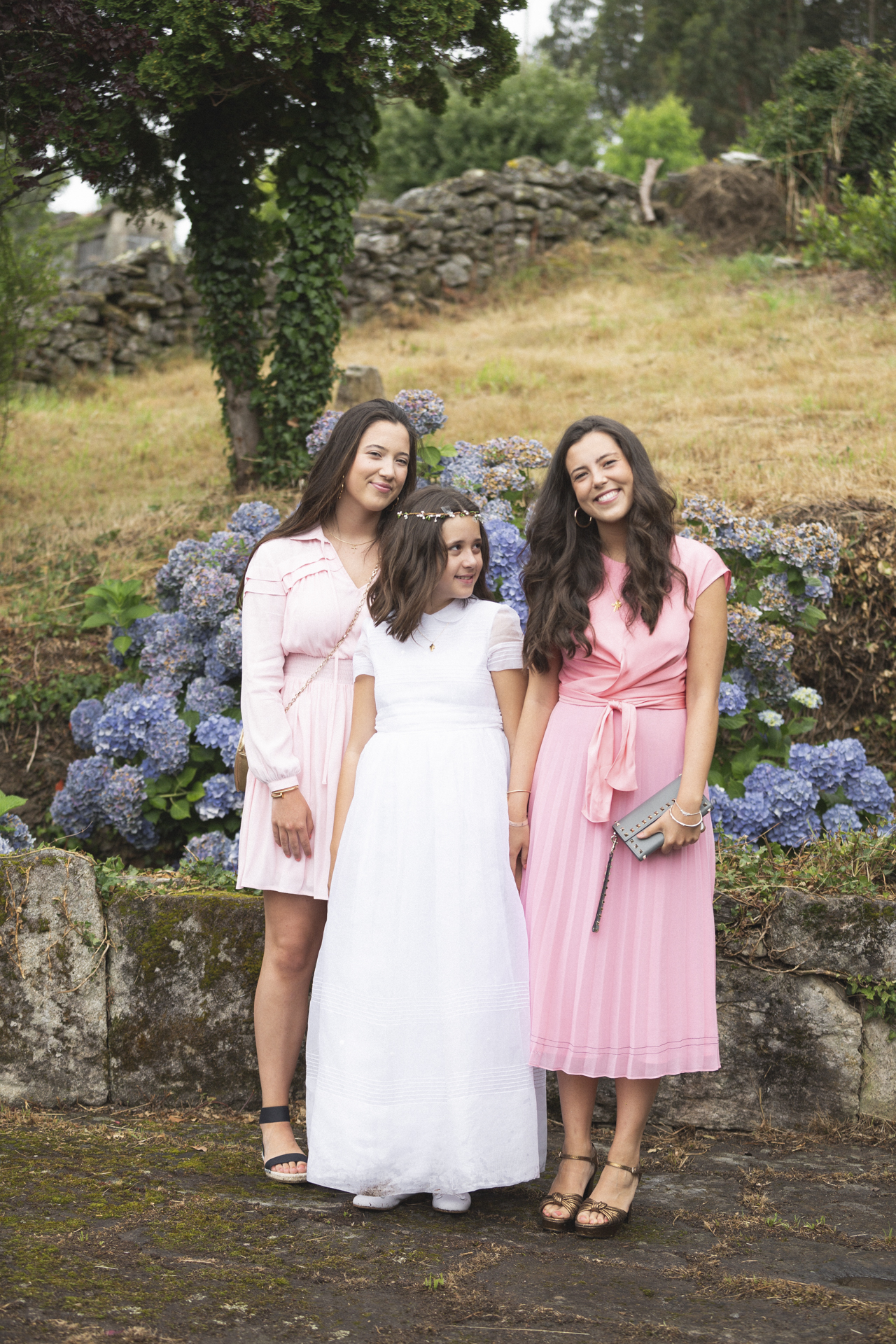 Grupo familiar con vestidos pastel en una colina junto al mar