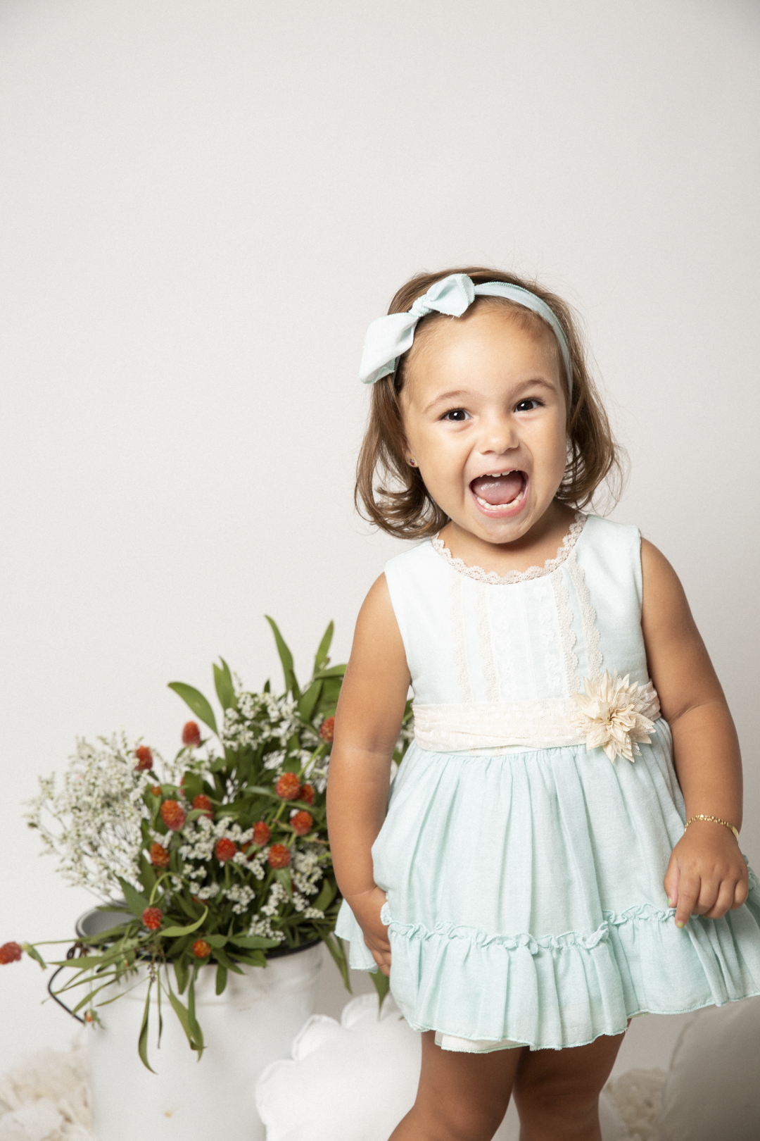 Niña celebrando en sesión de estudio