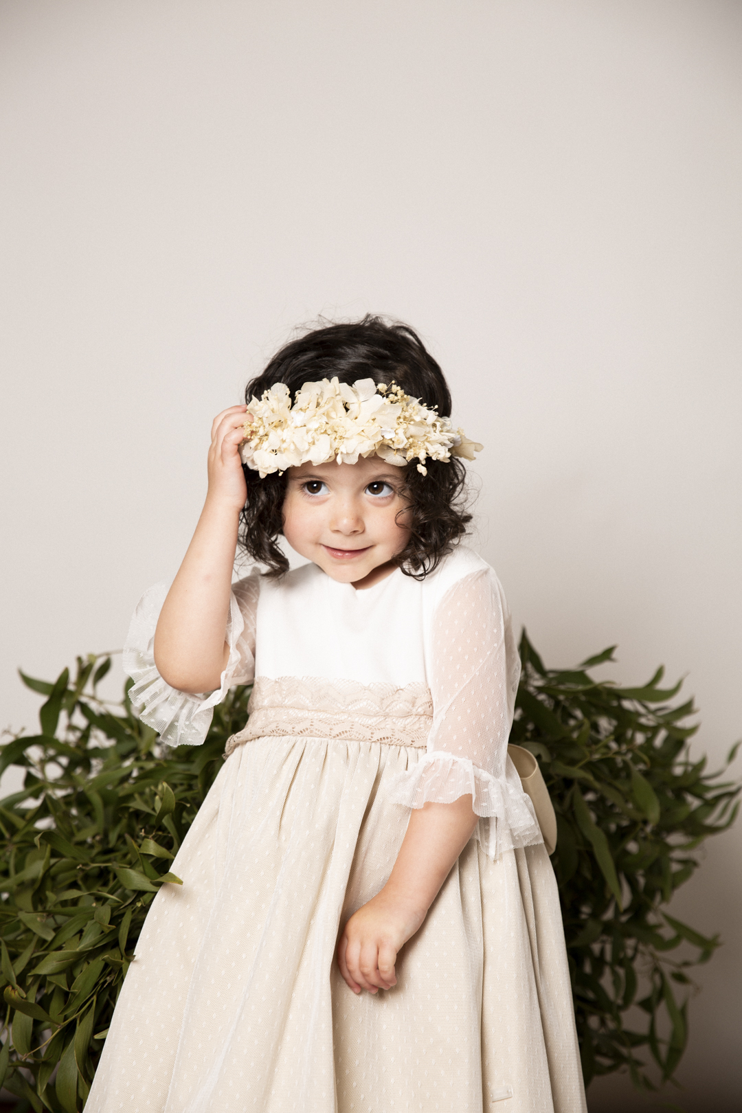 Retrato de niña con flores en sesión de estudio