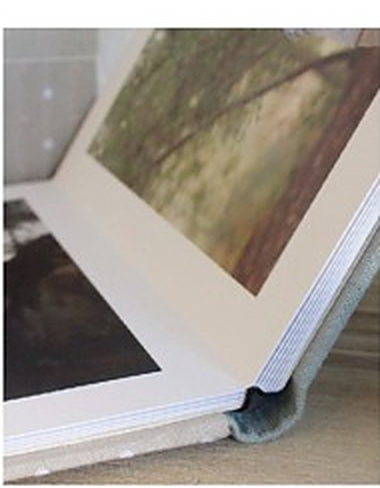 Página interior de un álbum fotográfico con la fotografía enmarcada en paspartú