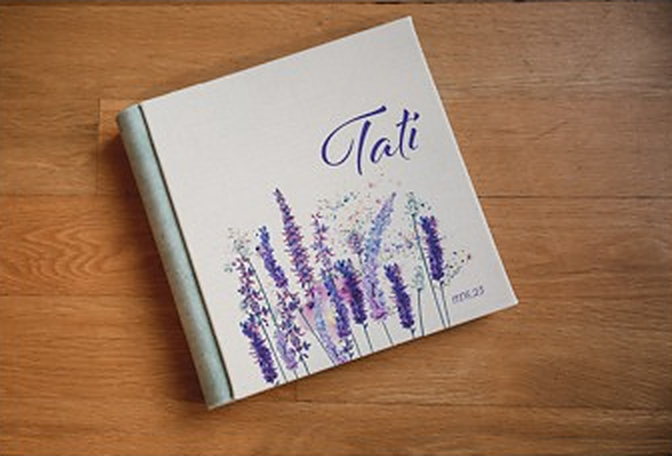 Álbum fotográfico con la tapa personalizada con un nombre y una ilustración de lavanda