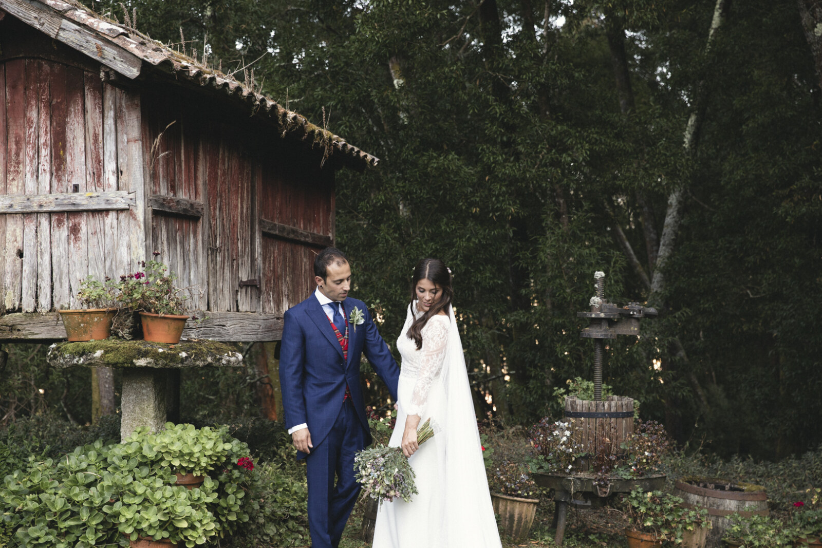 Novios junto a un hórreo tradicional gallego