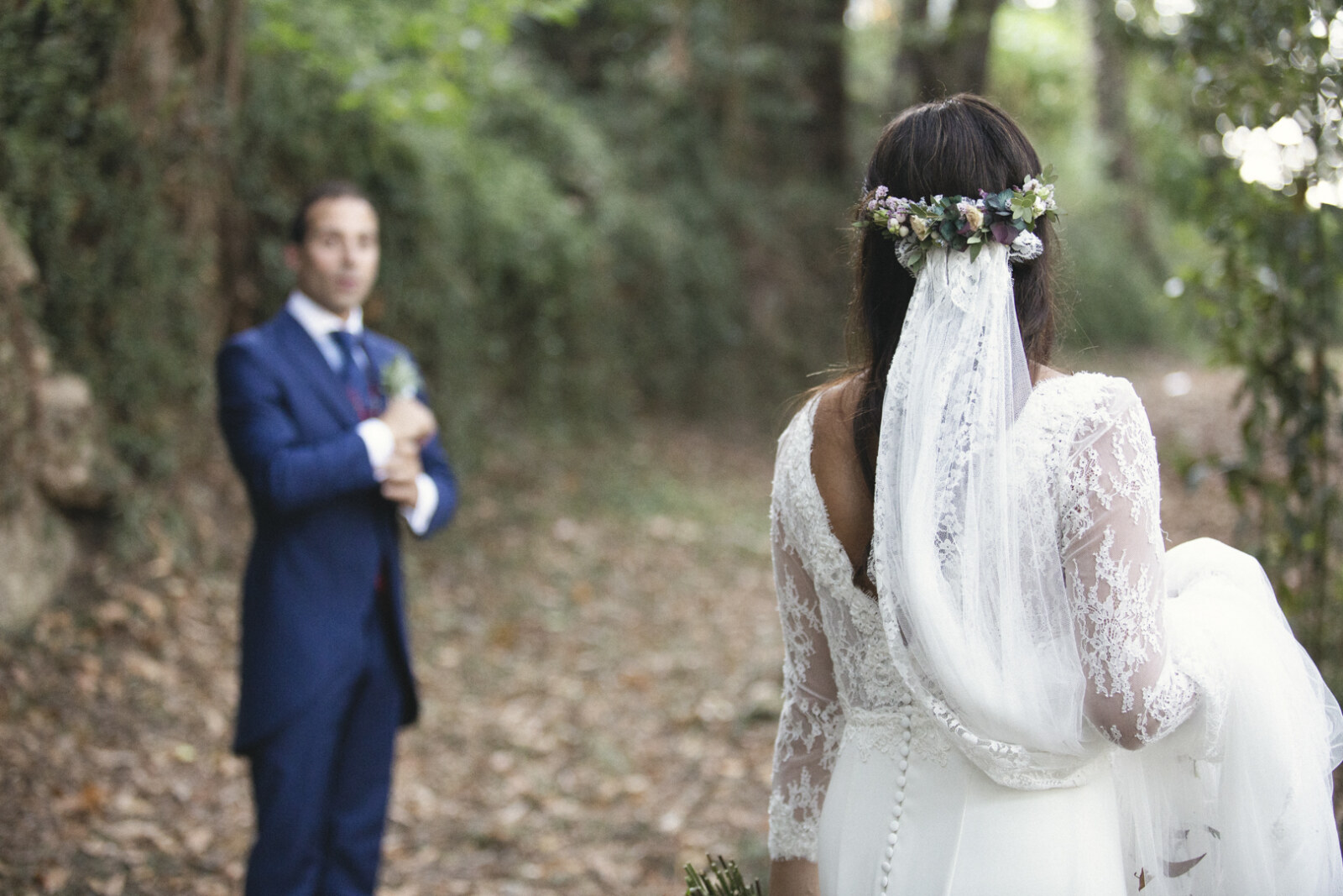Novio esperando a la novia en un jardín antes de la ceremonia
