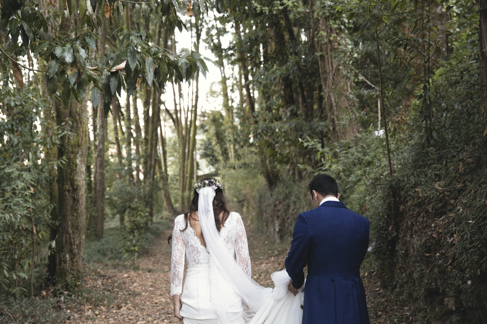 Pareja de novios paseando por un bosque en Galicia