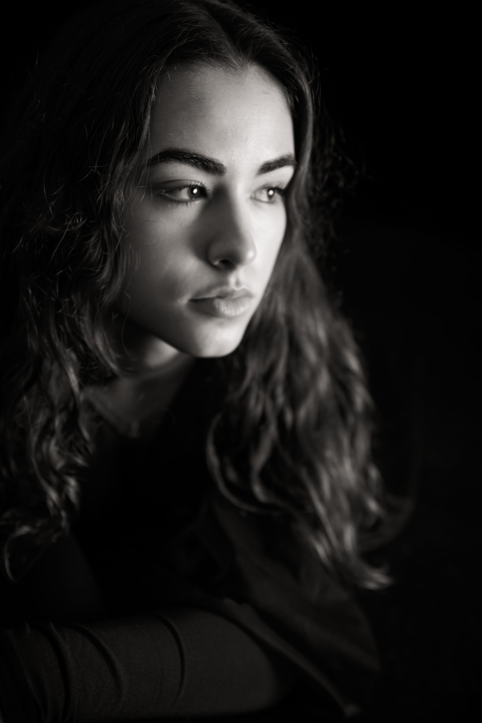 Retrato en blanco y negro con luz dura y fondo oscuro