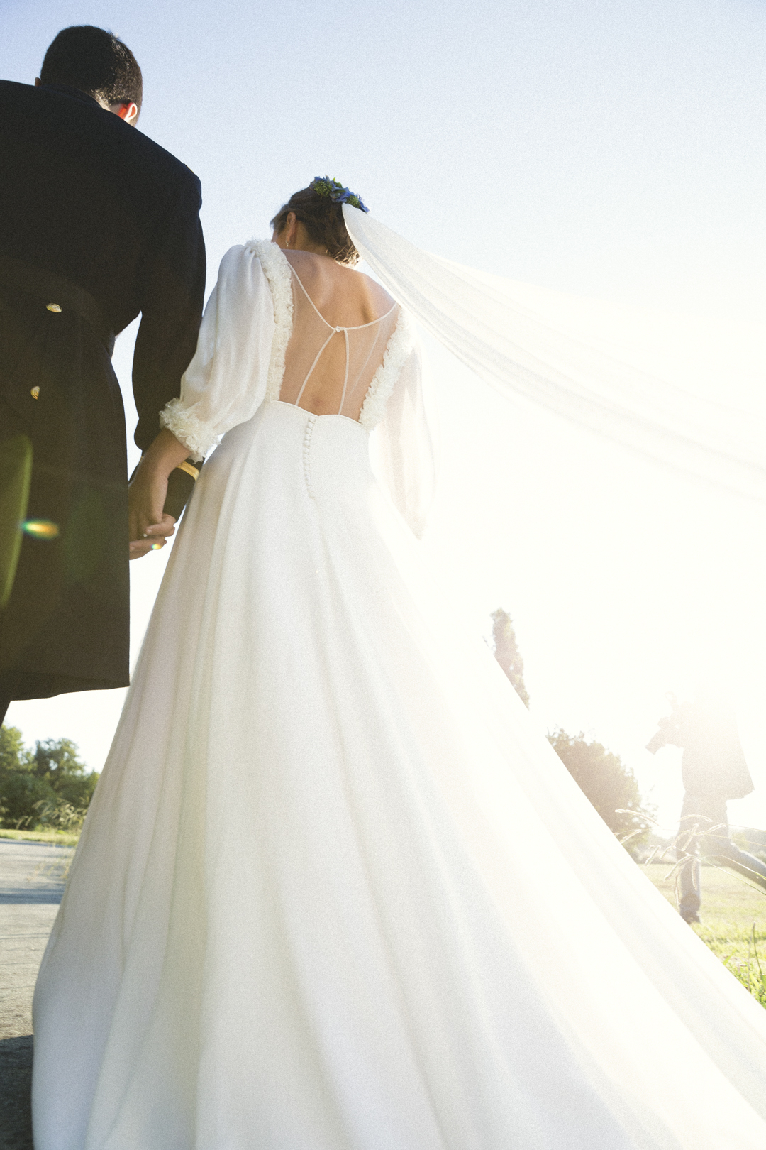 Novia subiendo una escalinata con la cola del vestido extendida