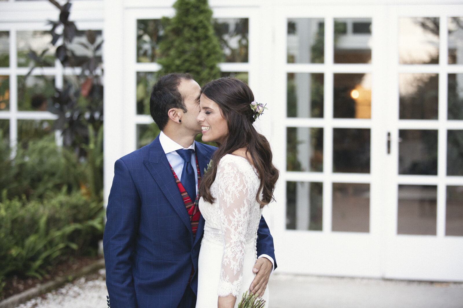 Beso de los novios en la entrada de un pazo de Pontevedra