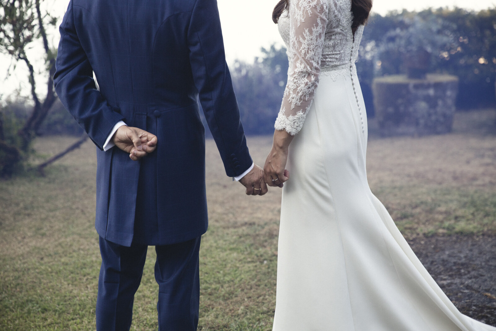 Novios de espaldas cogidos de la mano