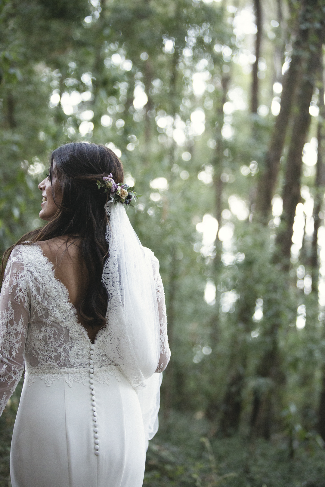 Espalda de encaje del vestido de novia con corona de flores