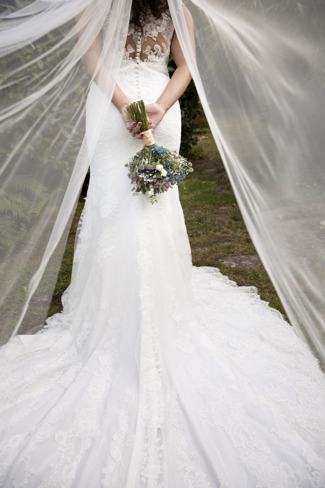 Detalle del velo y el ramo de novia