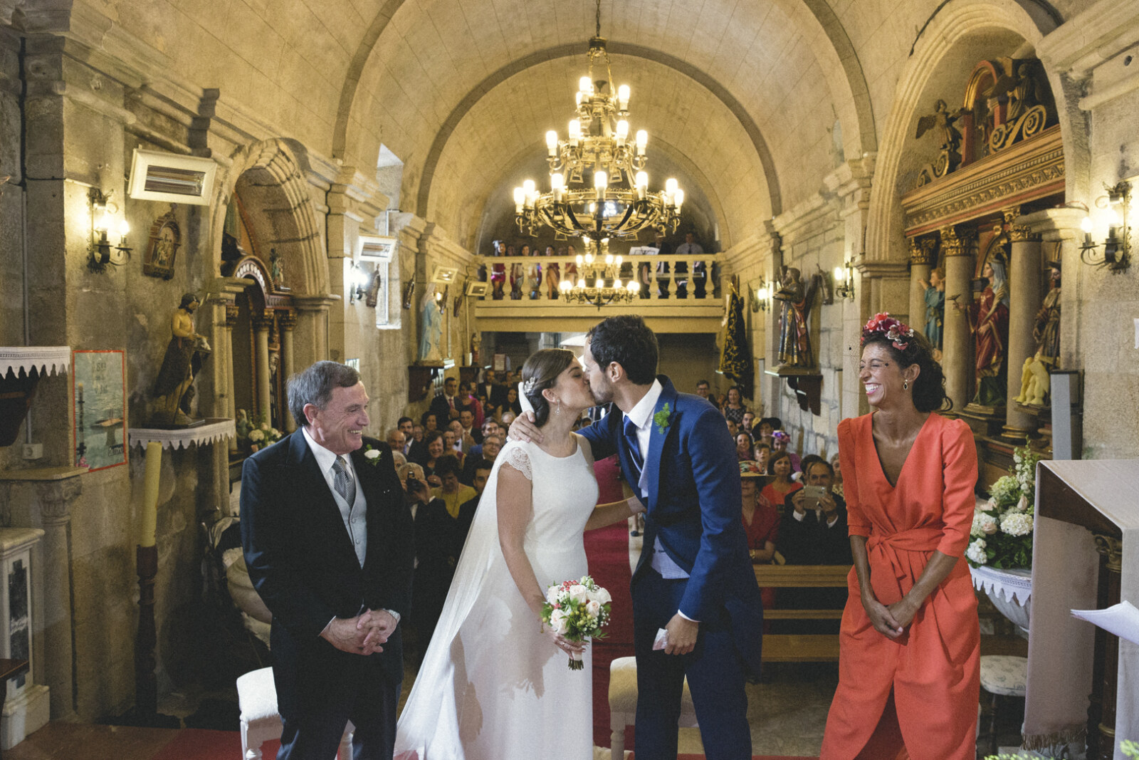 Novios ante el altar durante la ceremonia religiosa