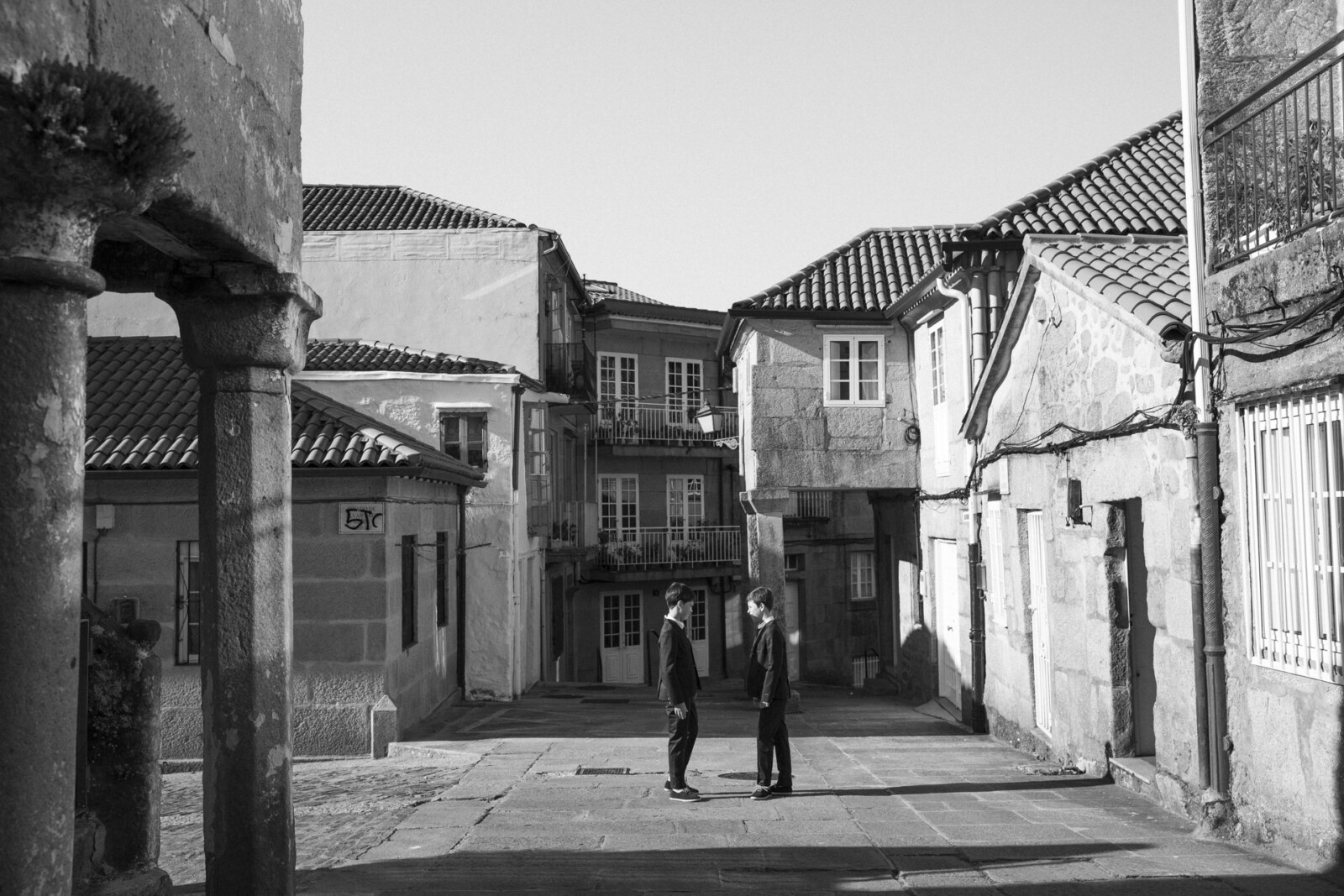 Calle del casco antiguo en blanco y negro, día de comunión
