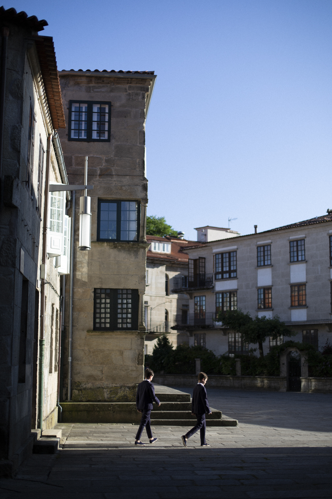 Familia caminando por una calle del casco antiguo, día de comunión