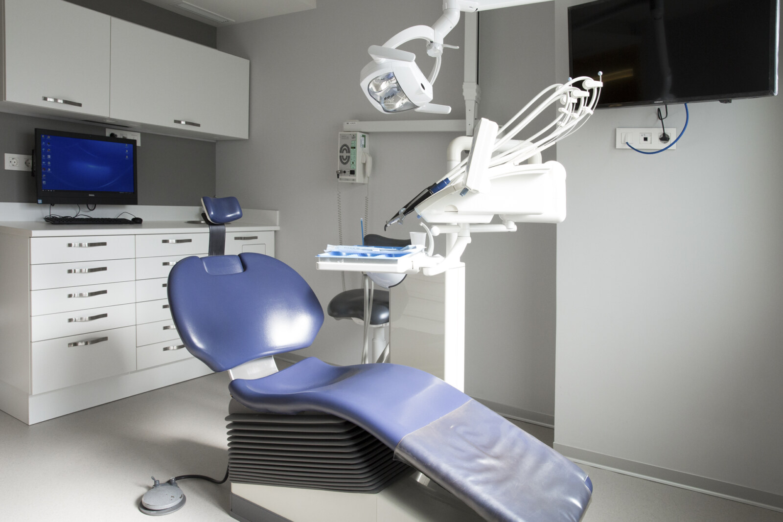 Sala de consulta odontológica con equipamiento moderno