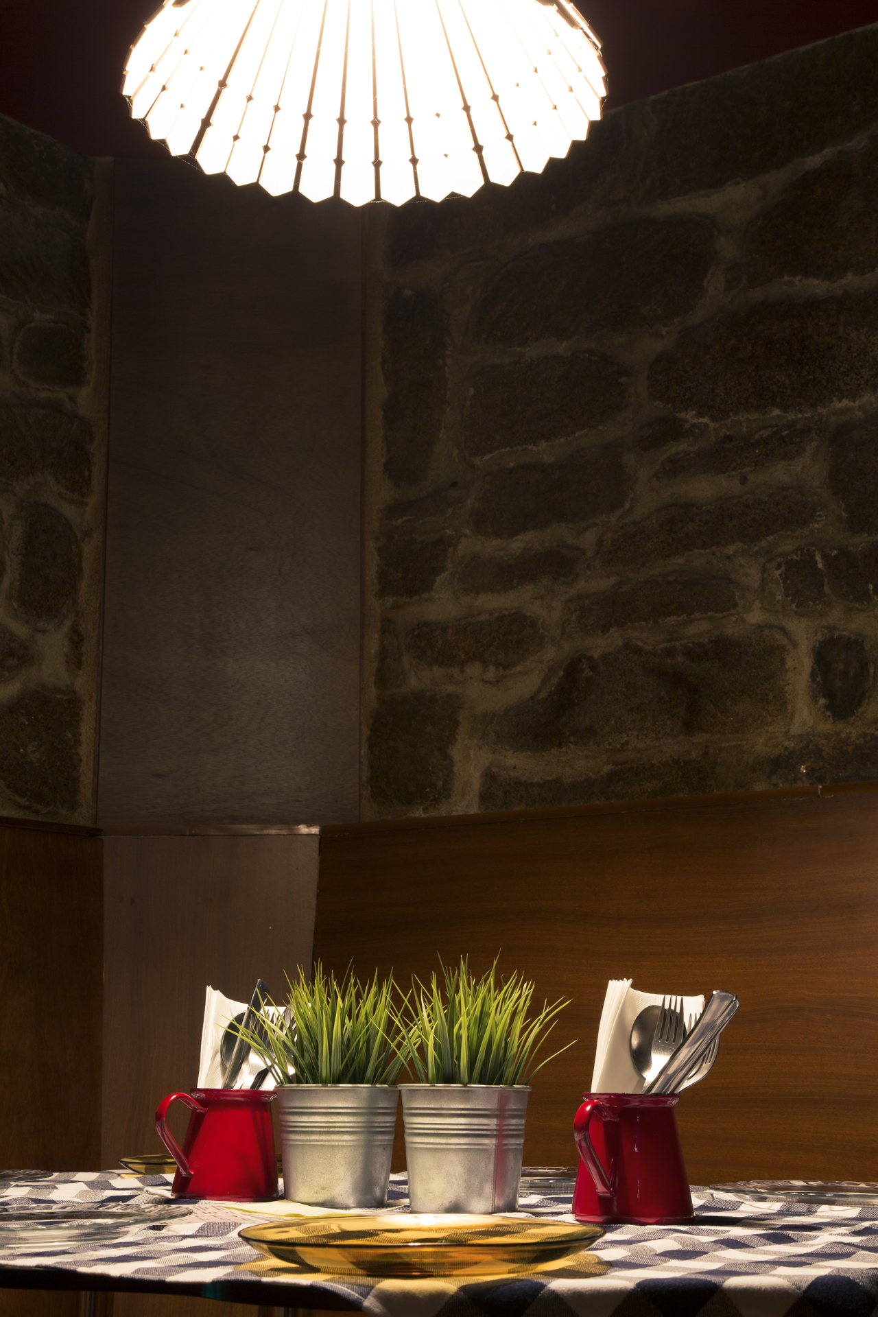 Detalle de mesa de restaurante con decoración vegetal