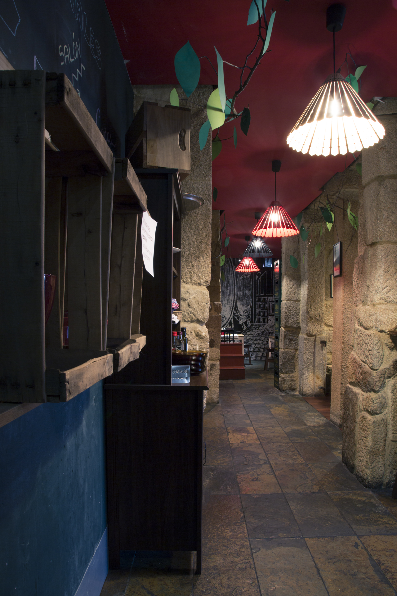Pasillo de un restaurante con paredes de piedra