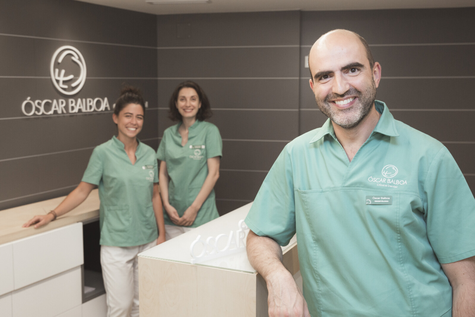 Retrato de equipo profesional en la recepción de un negocio
