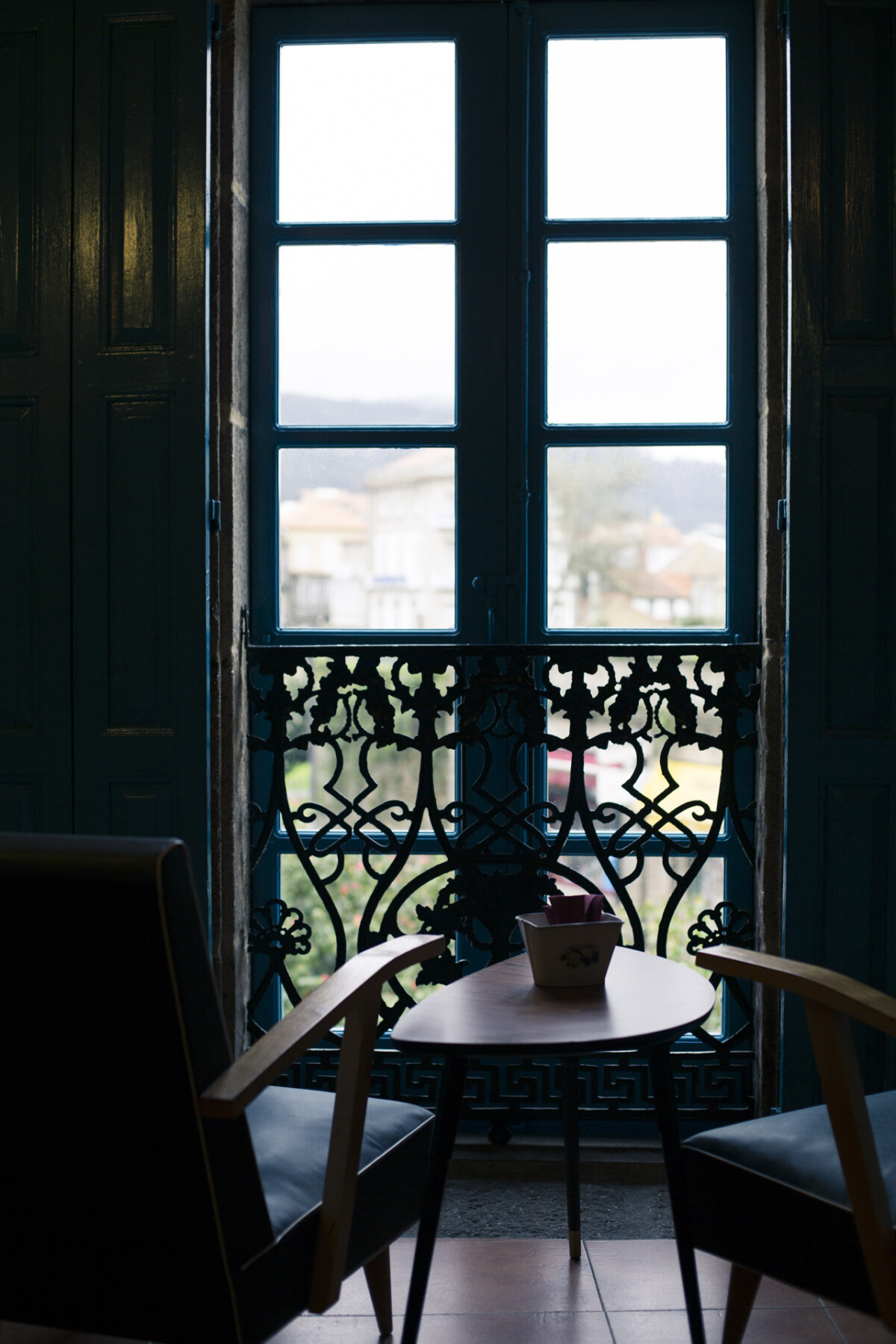 Mesa junto a un ventanal con vistas a Pontevedra, fotografía de ambiente para empresas