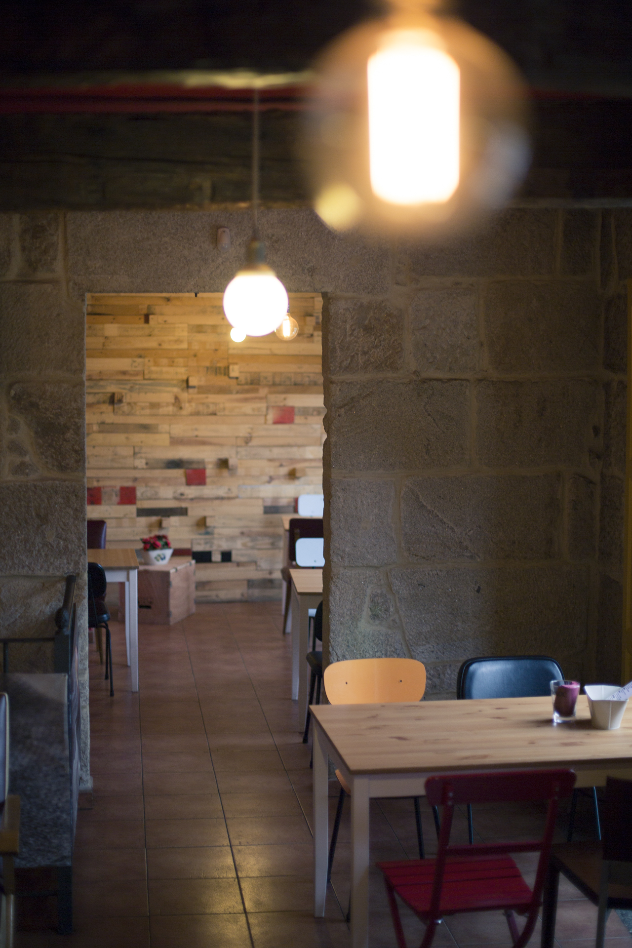 Interior de un local con iluminación cálida en Pontevedra