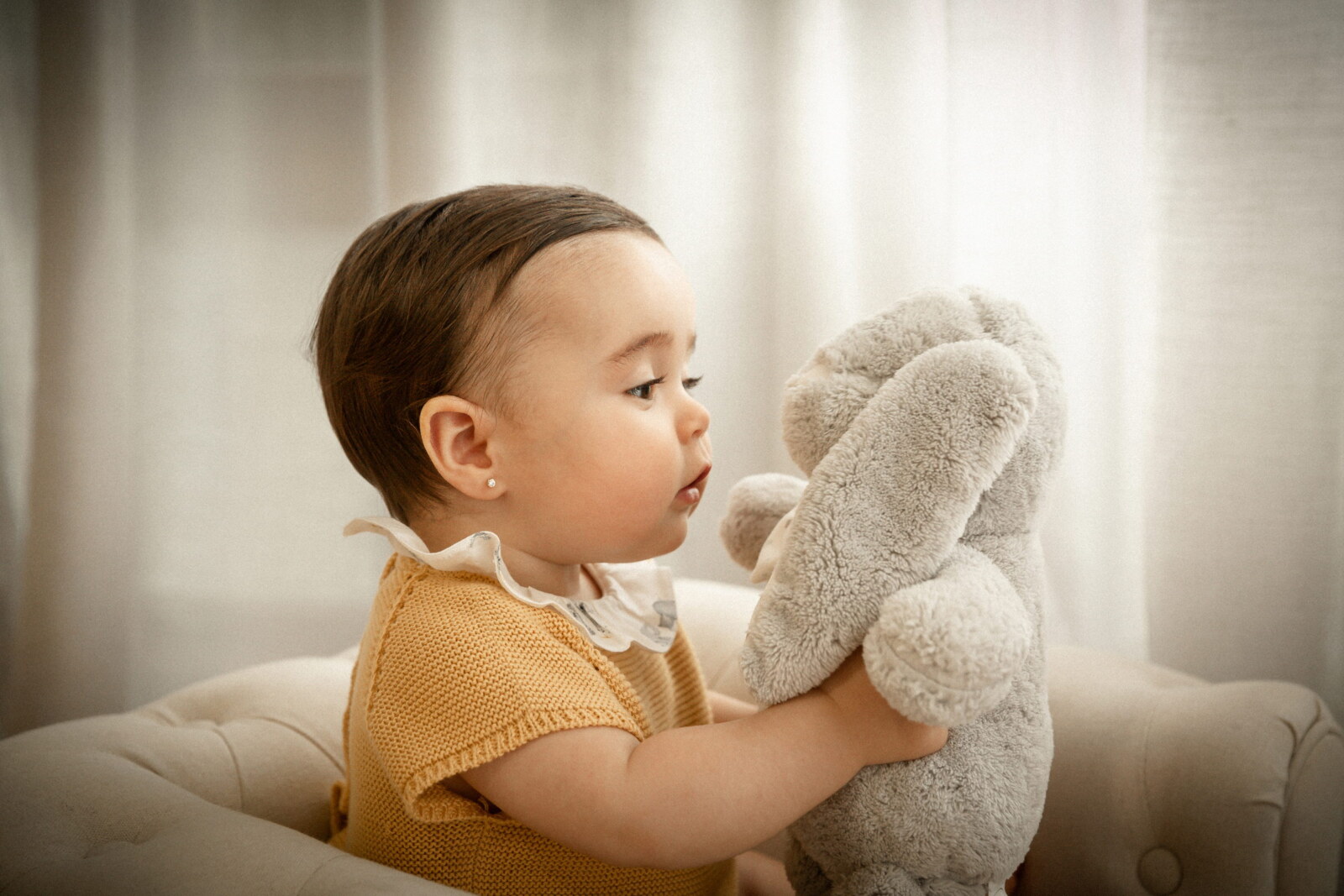 Bebé abrazando su peluche en el estudio