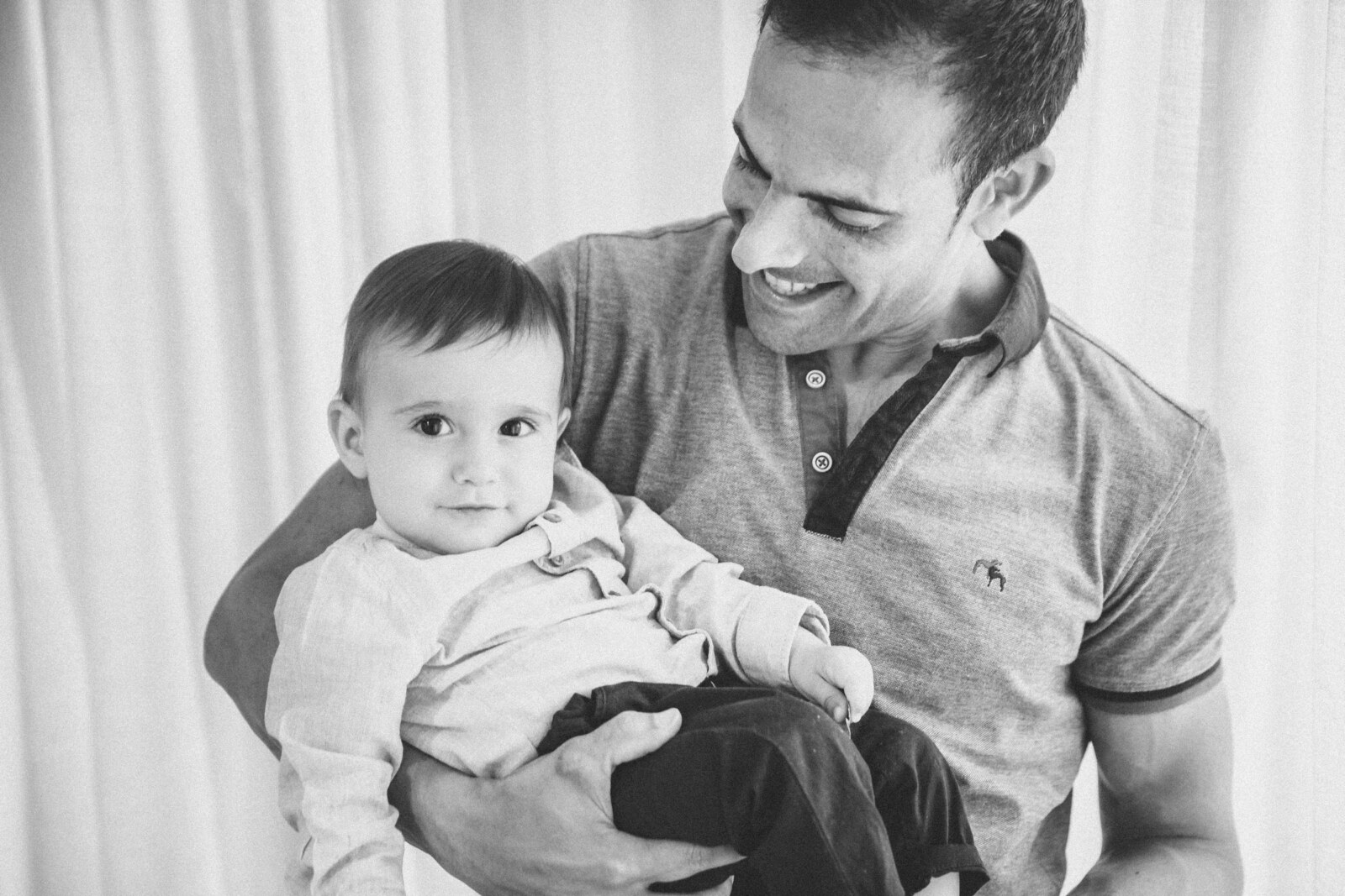 Padre jugando con su bebé, en blanco y negro