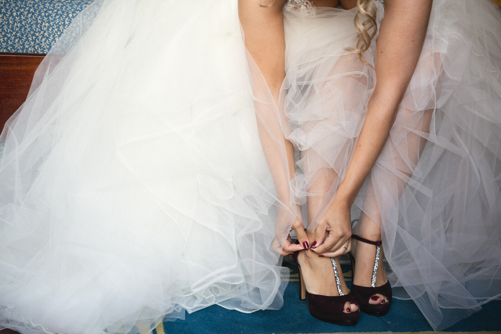 Detalle de zapatos y vestidos de las damas de honor