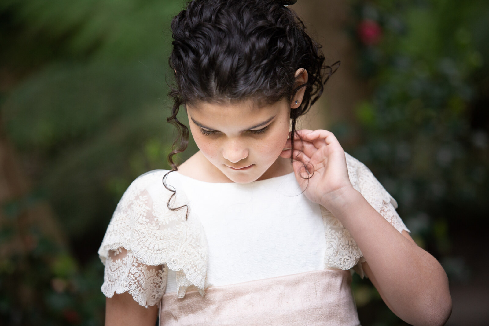 Retrato de niña de comunión con vestido de encaje blanco
