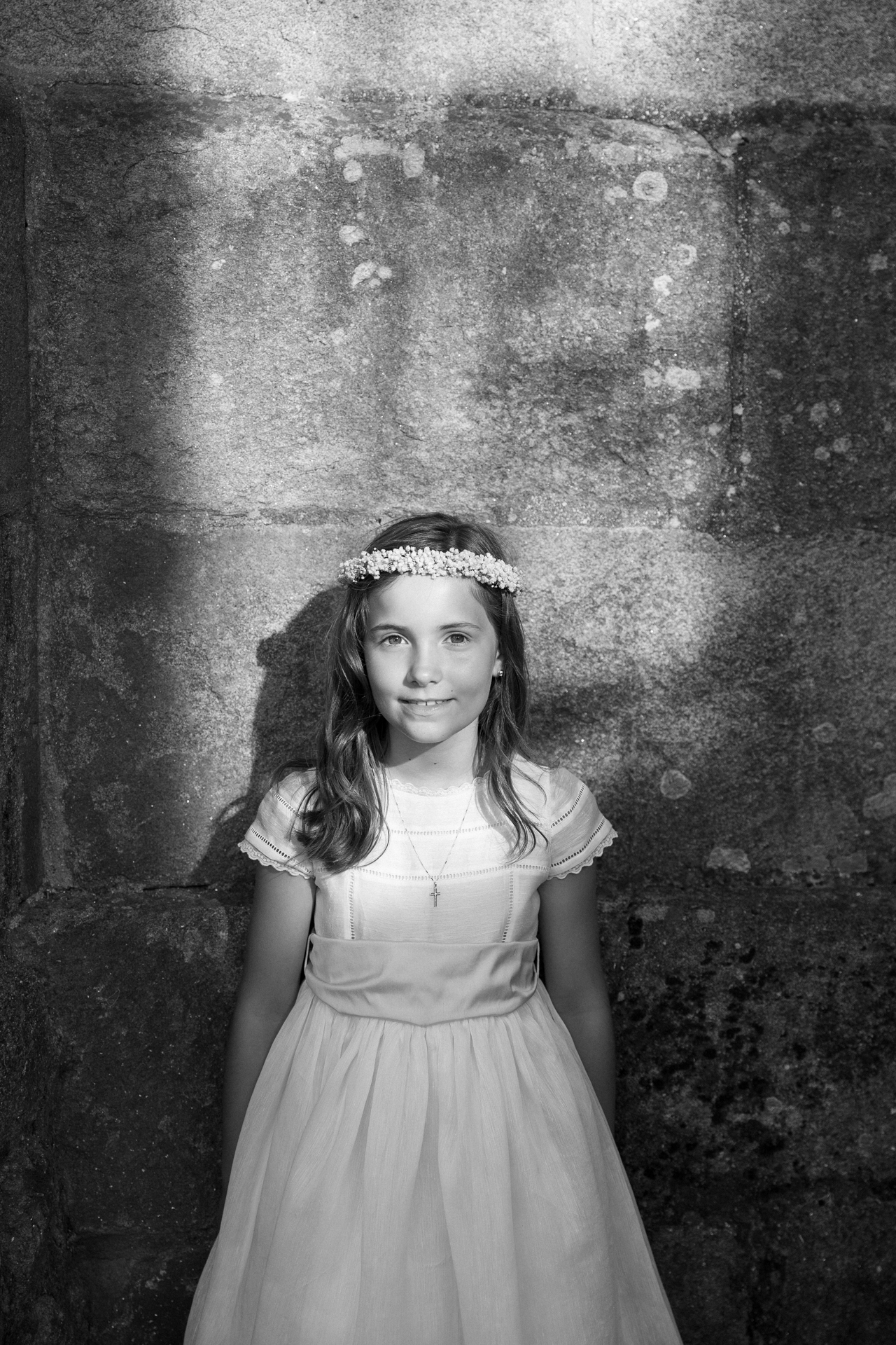 Retrato en blanco y negro de niña con corona de flores