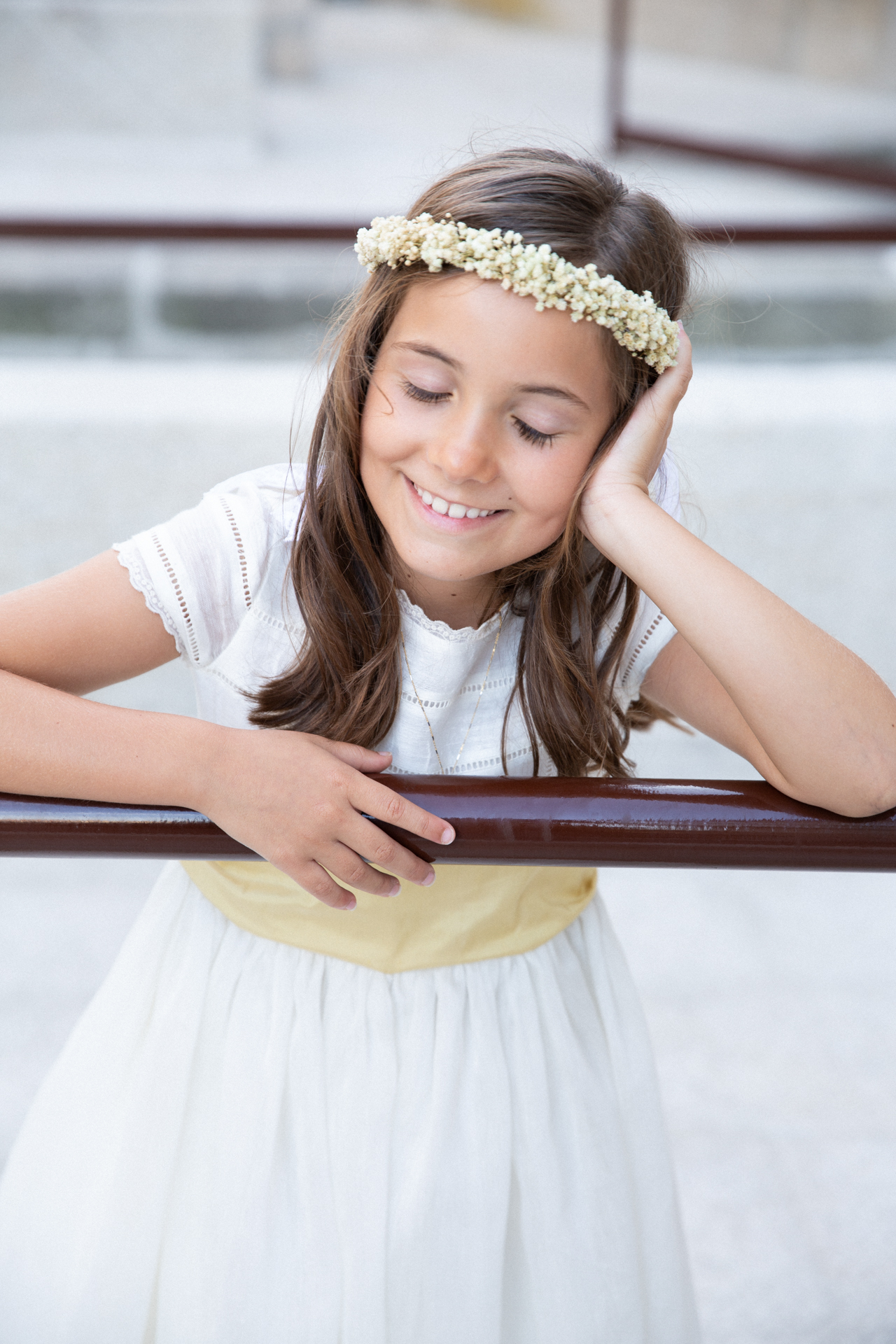 Retrato de niña con corona de flores el día de su comunión