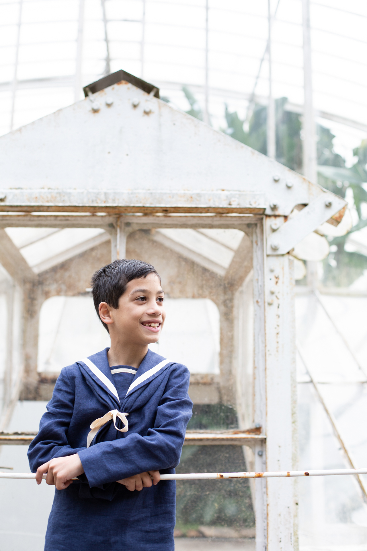 Niño con traje marinero en un templete acristalado