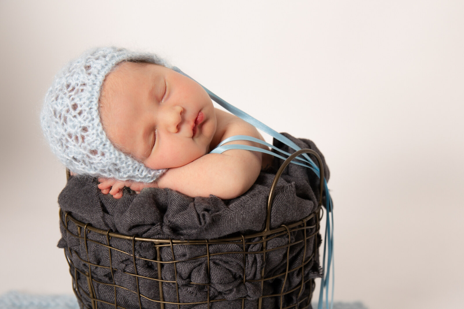 Bebé recién nacido dormido dentro de una cesta