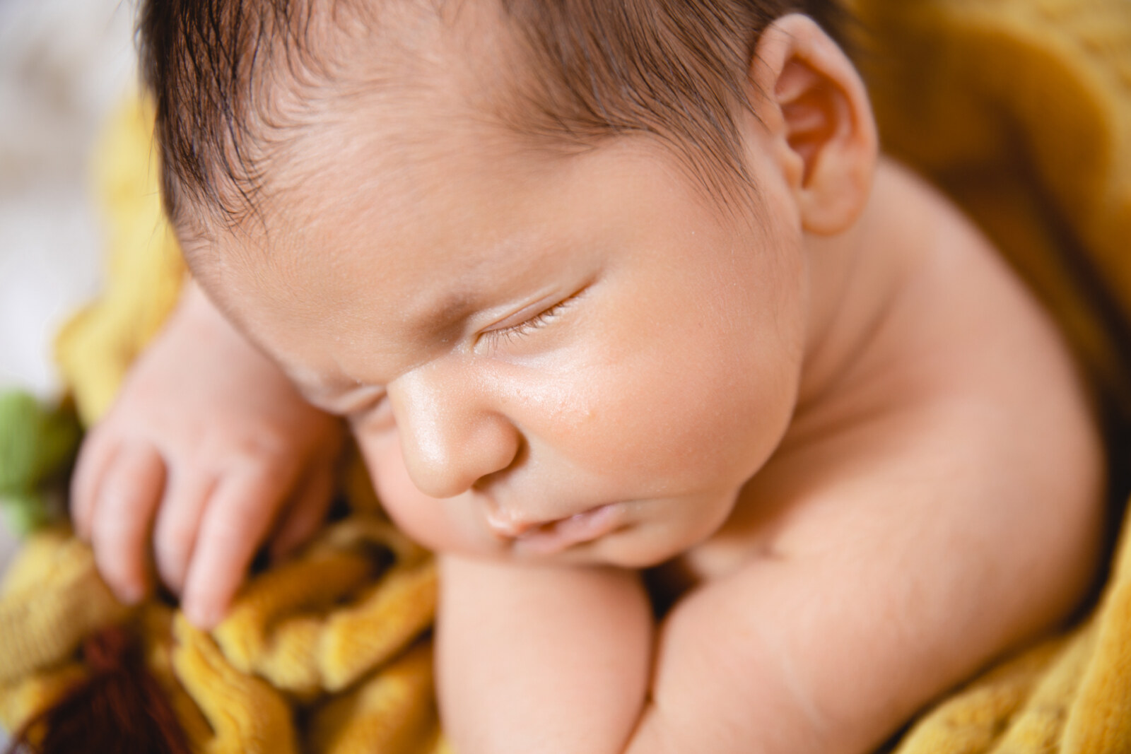 Bebé recién nacido profundamente dormido
