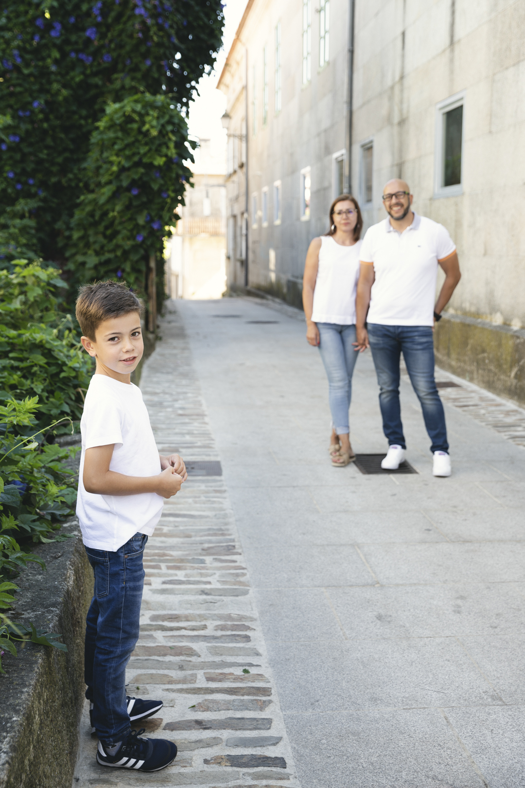 Familia paseando por una calle del casco antiguo de Pontevedra