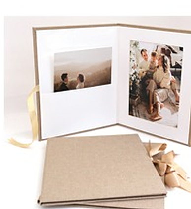 Funda de cartón para fotografías, con cintas y fotografías en el interior