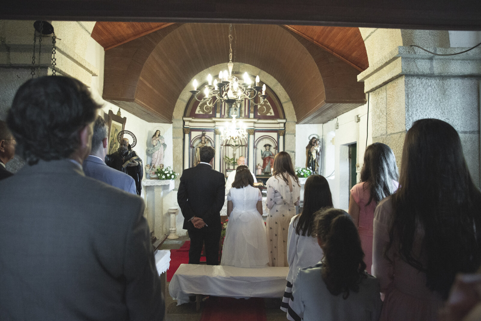 Familias reunidas en el interior de una iglesia durante una comunión